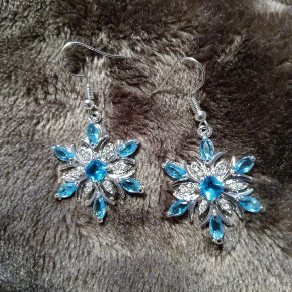 🎁Blue Crystal Snowflake Drop Earrings🎁 - Picture 4 of 7